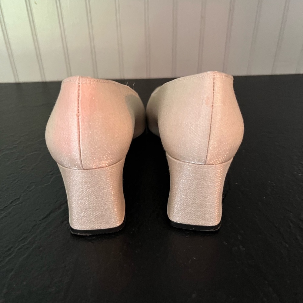 Stuart Weizmann Cream Pumps Size 4m - image 3